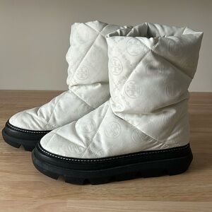 Tory Burch Women’s white ankle snow boot. Size 8.5. White with black rubber sole